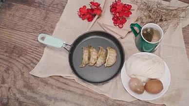 中式早餐煎饺鸡蛋视频的预览图